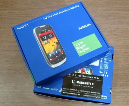 Nokia-701-Unbox_1.jpg