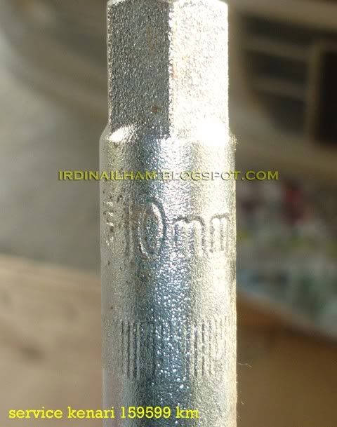 Service Kenari, Spanar 10 mm untuk membuka cover spark plug