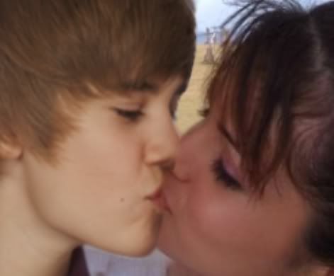 Selena Gomez Y Justin Bieber Kissing. Justin selenaselena gomez