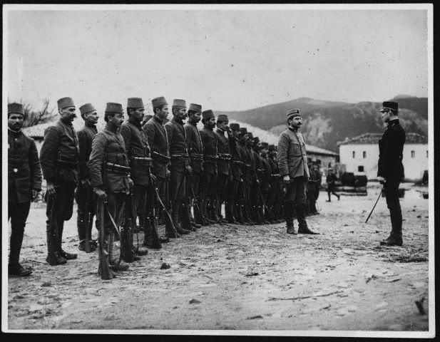 Albanian_Infantry_-_Drilling_In_Vlora_1915.jpg